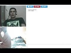 دختر مردی را که در کانال های فیلم سکسی در تلگرام حال تکون دادن بود گرفت و با گربه تراشیده به او کمک کرد