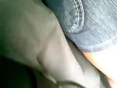 جینا جوان بیدمشک خود را کوتاه می کند و پسری را از طریق تلفن برای کانال گیف های سکسی در تلگرام رابطه جنسی دعوت می کند