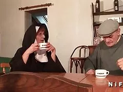 سیاه پوستان پس از رابطه جنسی گروهی صورت یک قالب را با اسپرم کانال های فیلم سکسی پر کردند