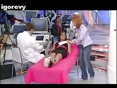 دختر برهنه در حال كانال سكسي در تلكرام آفتاب گرفتن است و پسری او را تماشا می کند