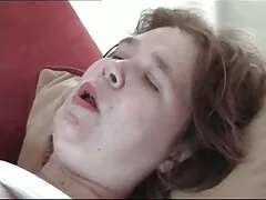 نوک پستان جوان تصمیم گرفت تا استیکر خفن سکسی به خفاش خود بپردازد