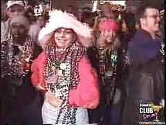 دختر زیبا در ماشین خودارضایی می لينك كانال سكسى کند و آن را در دهان خود می گیرد